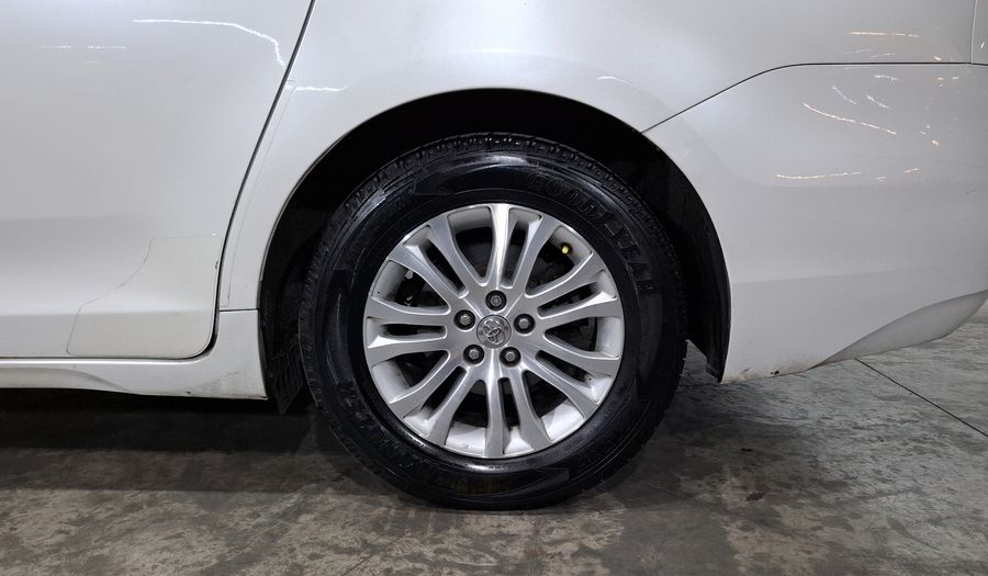 Toyota Sienna 3.5 XLE AT Minivan 2015