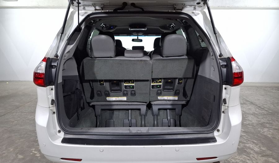 Toyota Sienna 3.5 XLE AT Minivan 2015