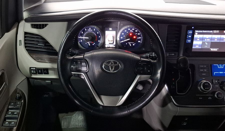 Toyota Sienna 3.5 XLE AT Minivan 2015