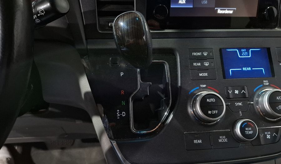 Toyota Sienna 3.5 XLE AT Minivan 2015