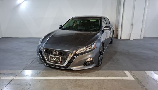 Nissan • Altima