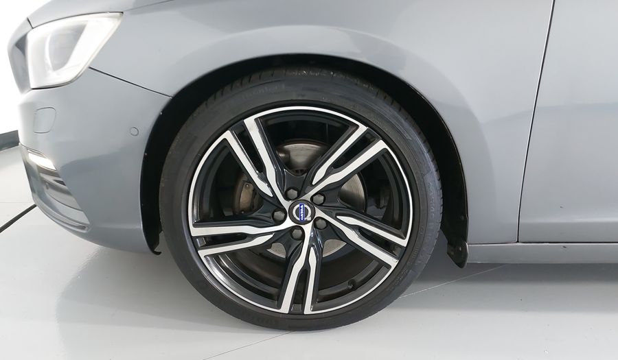 Volvo S60 2.0 R-DESIGN T6 AWD AUTO Sedan 2017