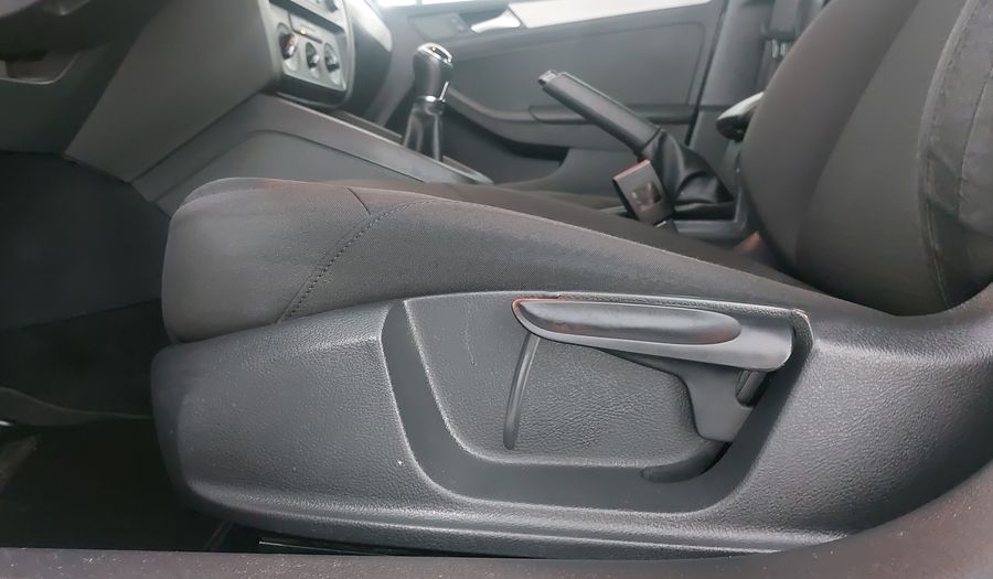 Volkswagen Jetta 2.5 TRENDLINE MT Sedan 2017