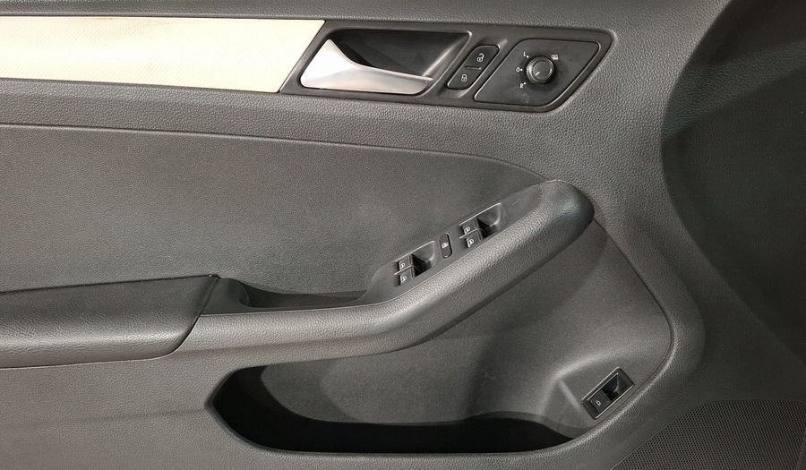 Volkswagen Jetta 2.5 COMFORTLINE TIP. BOLSAS AIRE DEL. Sedan 2016