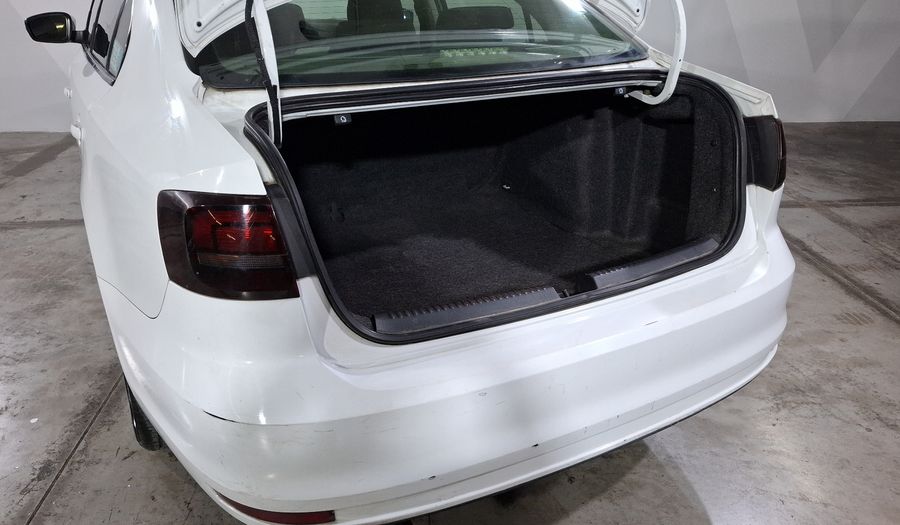 Volkswagen Jetta 2.5 COMFORTLINE TIP. BOLSAS AIRE DEL. Sedan 2016