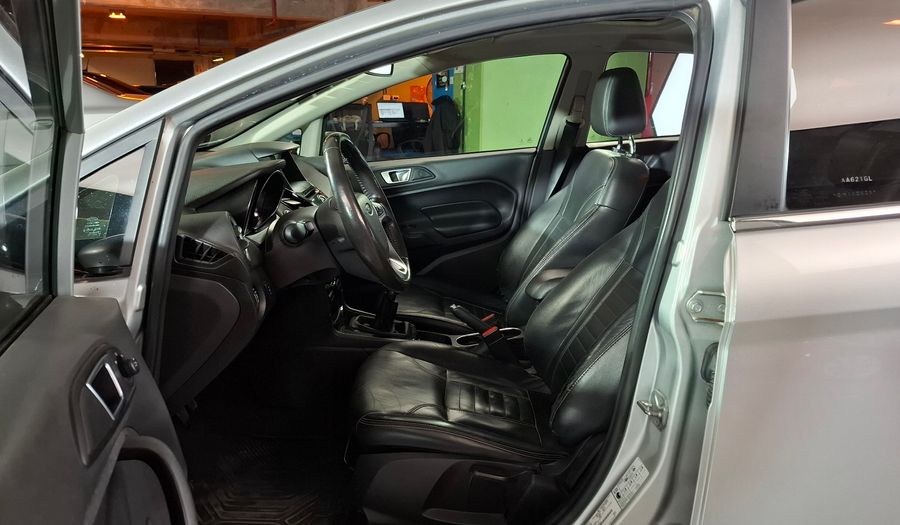 Ford Fiesta Kinetic Design 1.6 16V TITANIUM Hatchback 2016