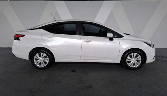 Nissan • Versa