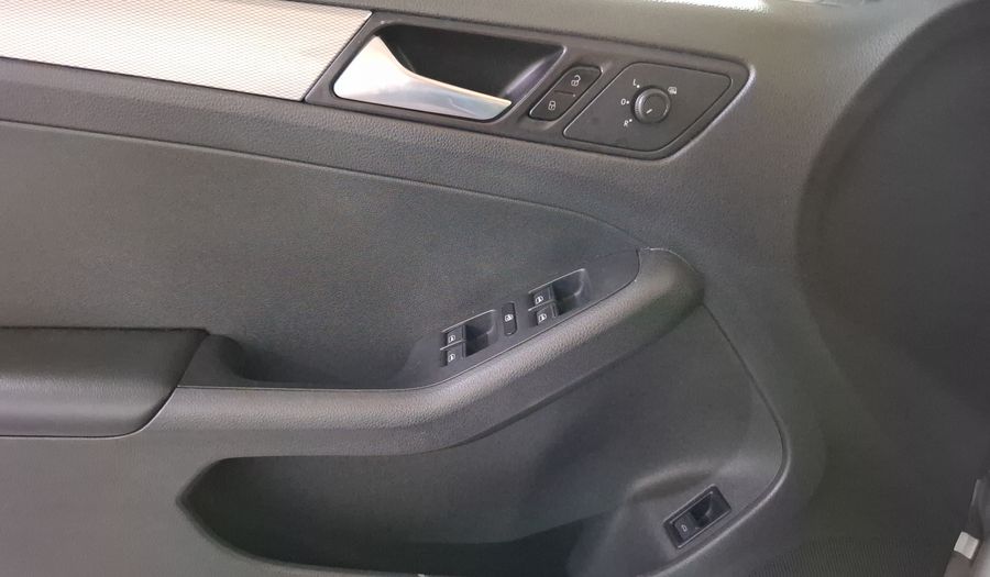 Volkswagen Jetta 2.5 SPORTLINE BOLSA PAQWELT TECHO TIP. Sedan 2015