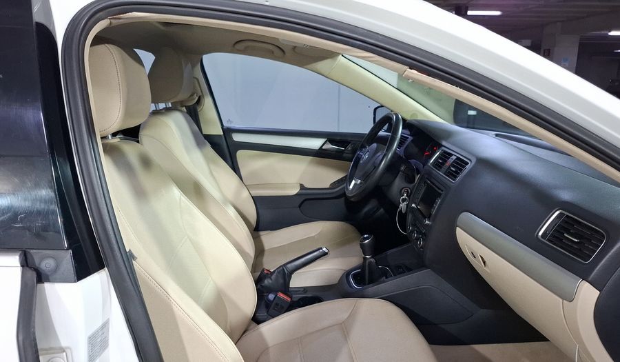Volkswagen Jetta 2.5 SPORT BOLSA PAQ WELTRADIO TECHO MT Sedan 2013