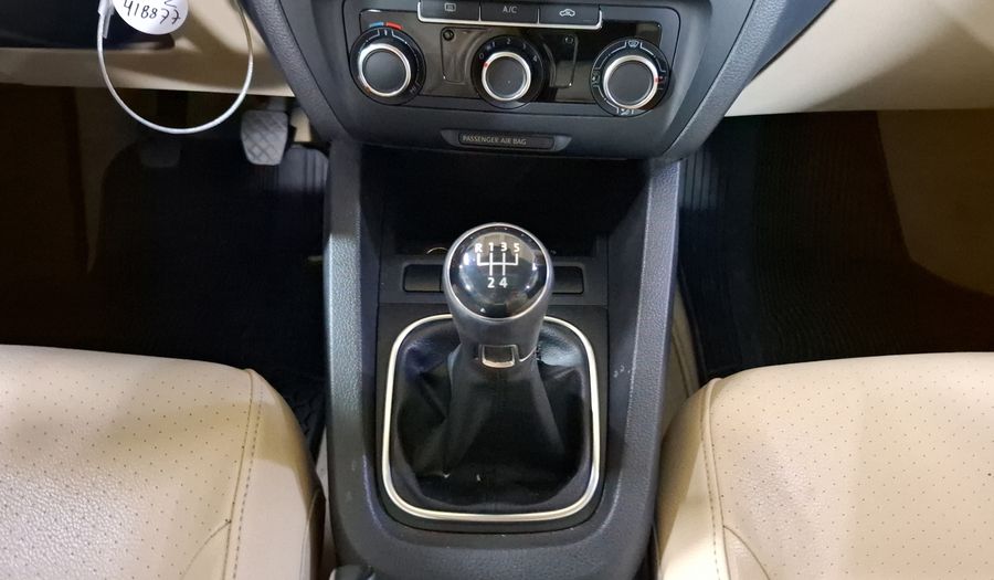 Volkswagen Jetta 2.5 SPORT BOLSA PAQ WELTRADIO TECHO MT Sedan 2013