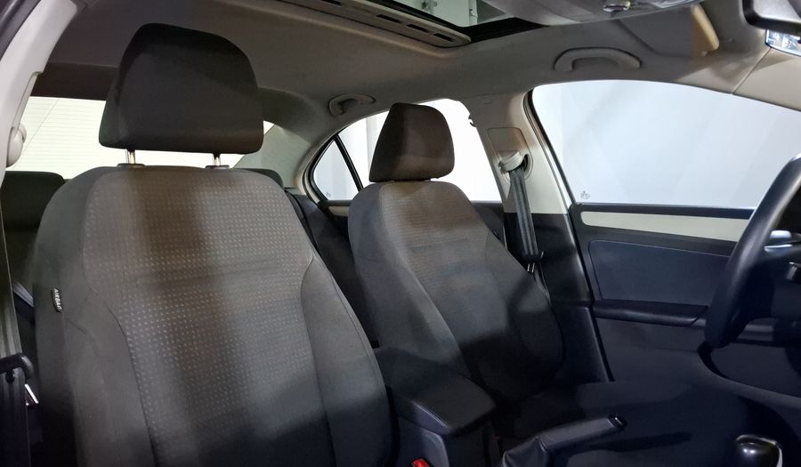 Volkswagen Jetta 2.5 COMFORTLINE TIP. BOLSAS AIRE DEL. Sedan 2017