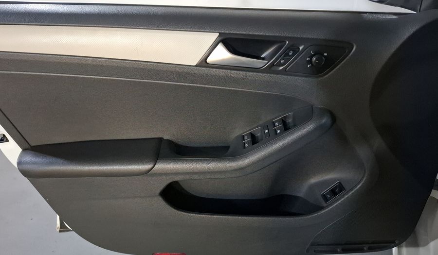 Volkswagen Jetta 2.5 COMFORTLINE TIP. BOLSAS AIRE DEL. Sedan 2017