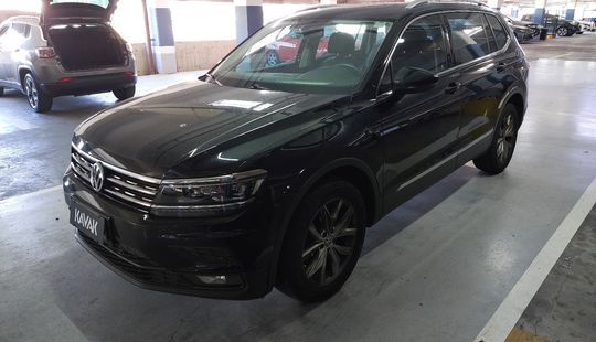 Volkswagen • Tiguan