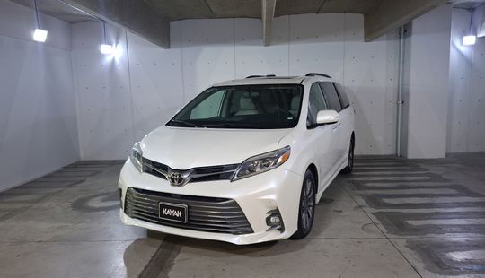 Toyota • Sienna