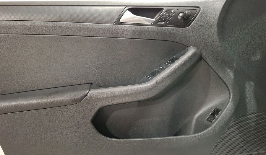 Volkswagen Jetta 2.5 TRENDLINE TIP. Sedan 2017