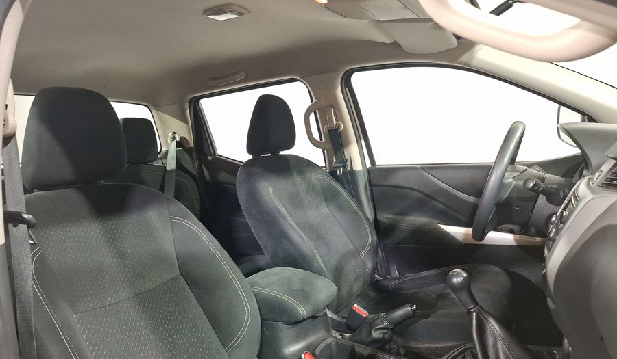 Nissan Np300 2.5 DOBLE CABINA SE TM AC PAQ SEG Pickup 2019