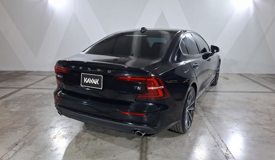 Volvo S60 2.0 T5 MOMENTUM AUTO Sedan 2021