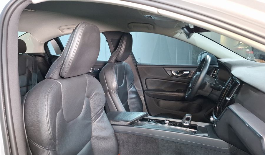Volvo S60 2.0 B4 MHEV MOMENTUM AUTO Sedan 2022