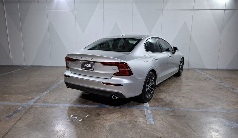 Volvo S60 2.0 B4 MHEV MOMENTUM AUTO Sedan 2022