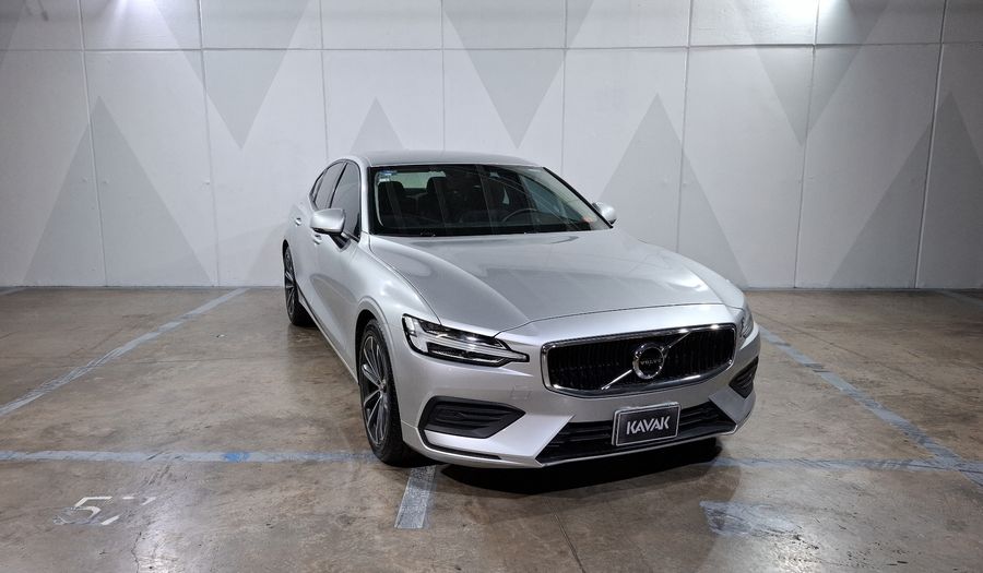 Volvo S60 2.0 B4 MHEV MOMENTUM AUTO Sedan 2022