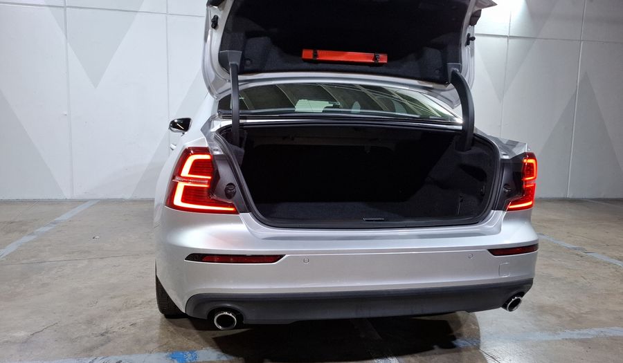 Volvo S60 2.0 B4 MHEV MOMENTUM AUTO Sedan 2022
