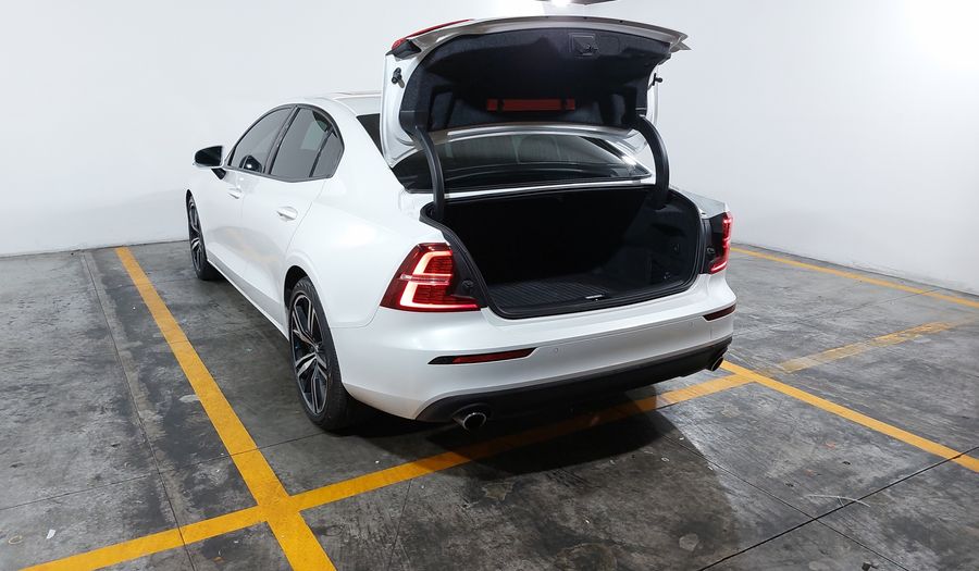 Volvo S60 2.0 B4 MHEV MOMENTUM AUTO Sedan 2022