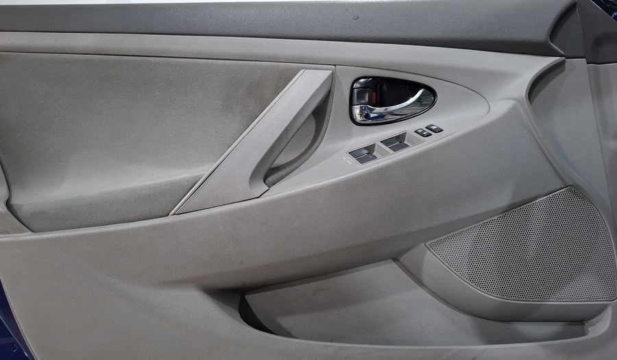 Toyota Camry 2.5 LE 6AT Sedan 2011