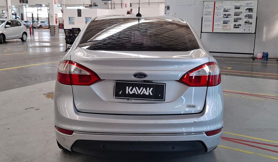 Ford Fiesta Kinetic Design 1.6 TITANIUM Sedan 2015