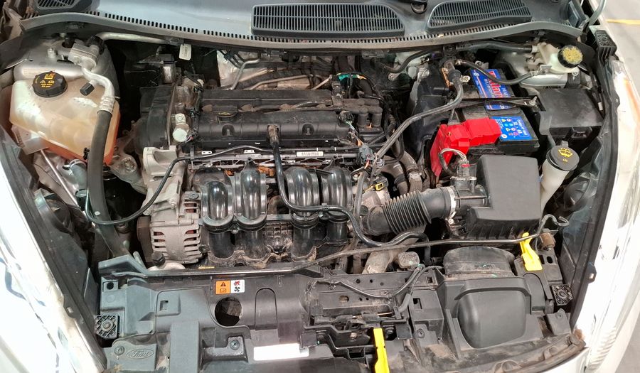 Ford Fiesta Kinetic Design 1.6 TITANIUM Sedan 2015