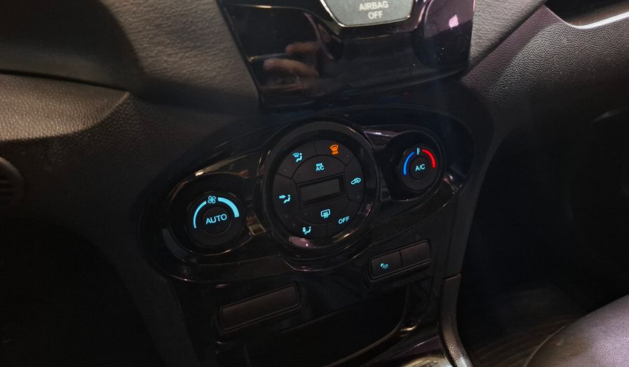 Ford Fiesta Kinetic Design 1.6 TITANIUM Sedan 2015
