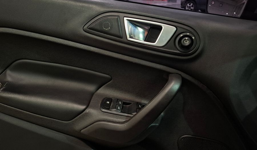 Ford Fiesta Kinetic Design 1.6 TITANIUM Sedan 2015