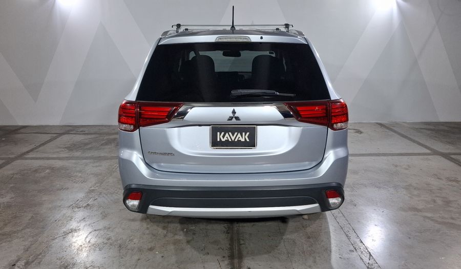 Mitsubishi Outlander 2.4 SE + Suv 2016