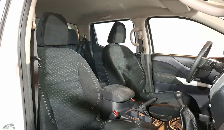 Nissan Np300 2.5 DOBLE CABINA SE AC PAQ SEG Pickup 2020