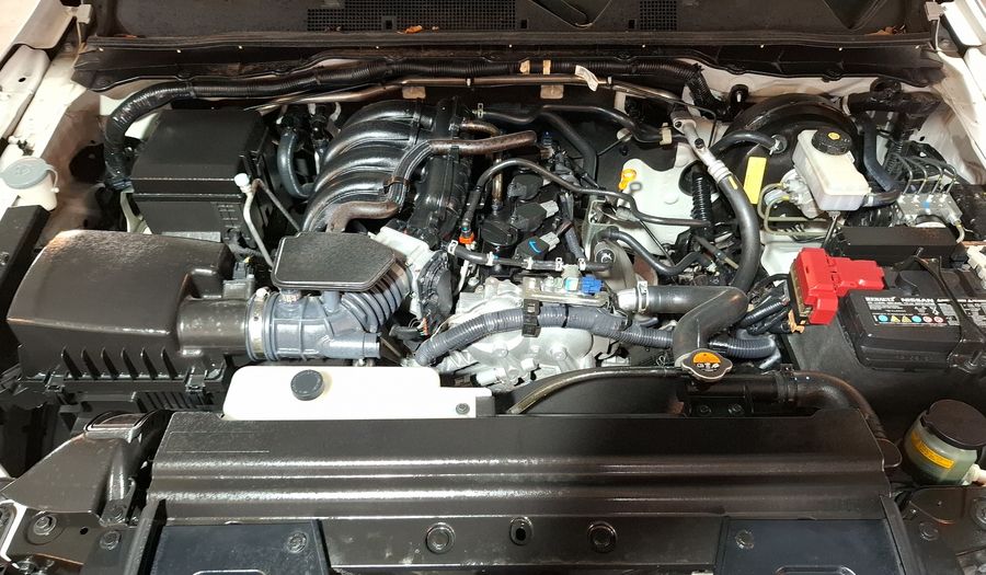 Nissan Np300 2.5 DOBLE CABINA SE AC PAQ SEG Pickup 2020