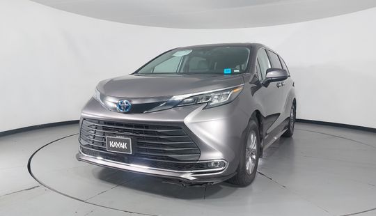 Toyota • Sienna
