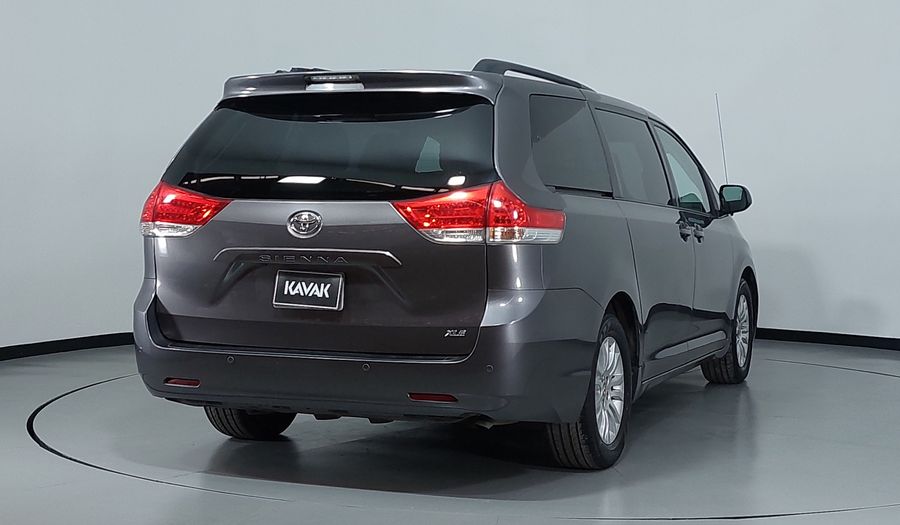 Toyota Sienna 3.5 XLE AT Minivan 2014