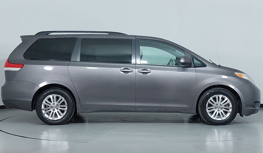 Toyota Sienna 3.5 XLE AT Minivan 2014