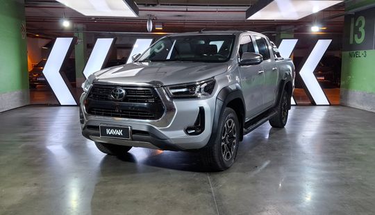 Toyota • Hilux