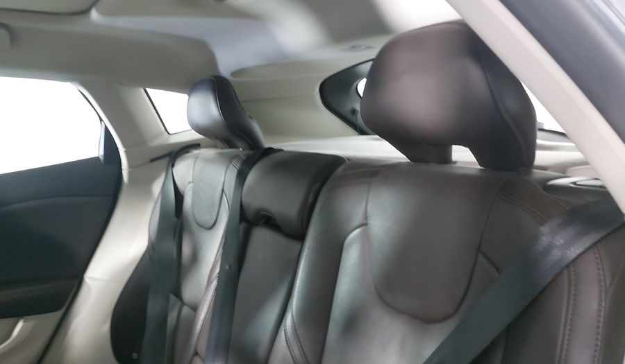 Volvo V40 2.0 MOMENTUM T4 AT AWD Hatchback 2016