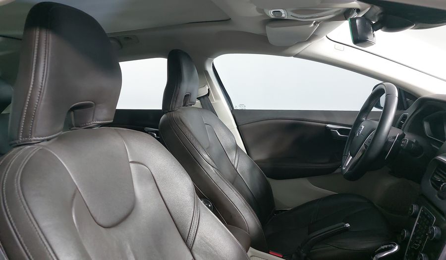 Volvo V40 2.0 MOMENTUM T4 AT AWD Hatchback 2016