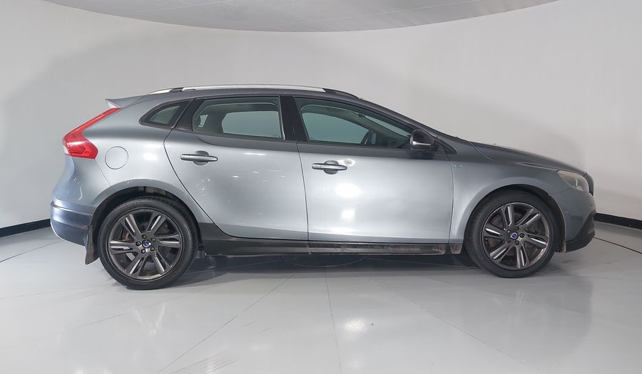 Volvo V40 2.0 MOMENTUM T4 AT AWD Hatchback 2016