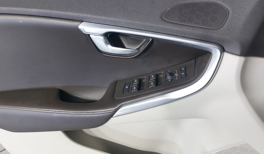 Volvo V40 2.0 MOMENTUM T4 AT AWD Hatchback 2016
