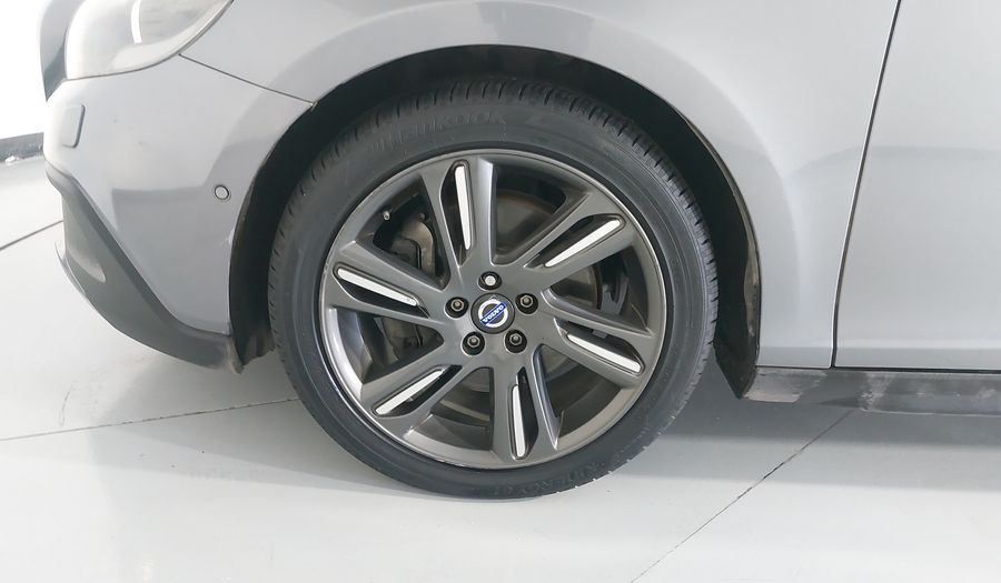 Volvo V40 2.0 MOMENTUM T4 AT AWD Hatchback 2016