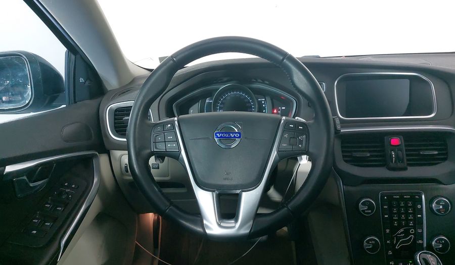 Volvo V40 2.0 MOMENTUM T4 AT AWD Hatchback 2016