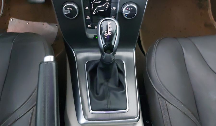 Volvo V40 2.0 MOMENTUM T4 AT AWD Hatchback 2016