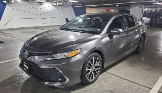 Toyota • Camry