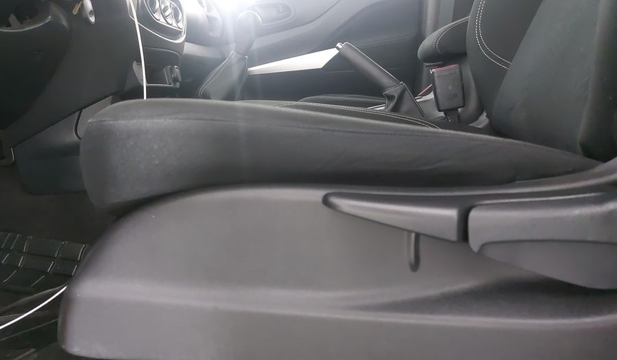 Nissan Np300 2.5 DOBLE CABINA SE AC PAQ SEG Pickup 2020