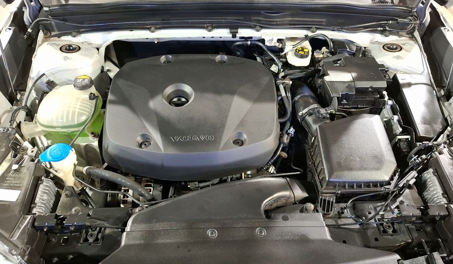 Volvo Xc40 2.0 T4 MOMENTUM AUTO Suv 2021