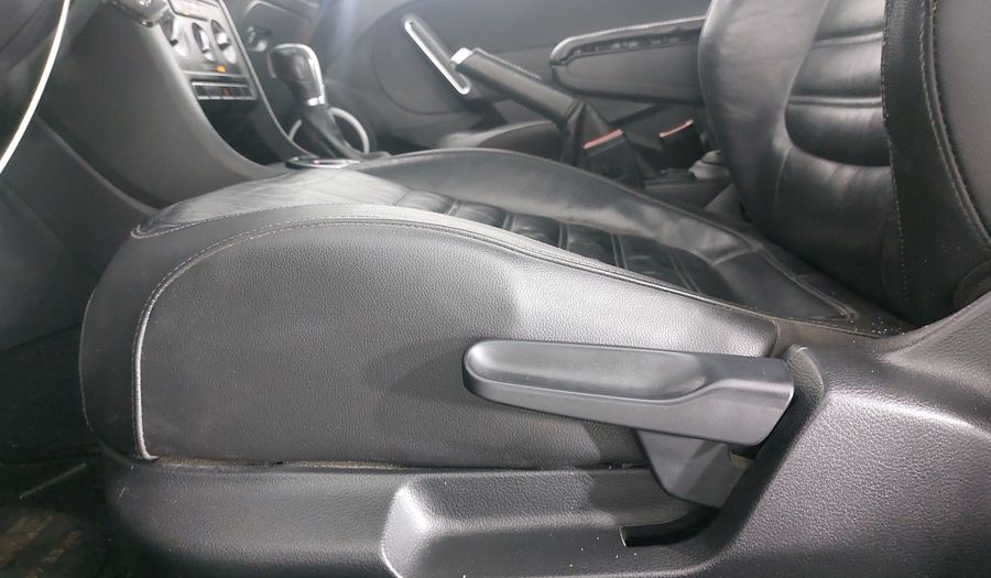 Volkswagen Beetle 2.0 TURBO DSG Hatchback 2012
