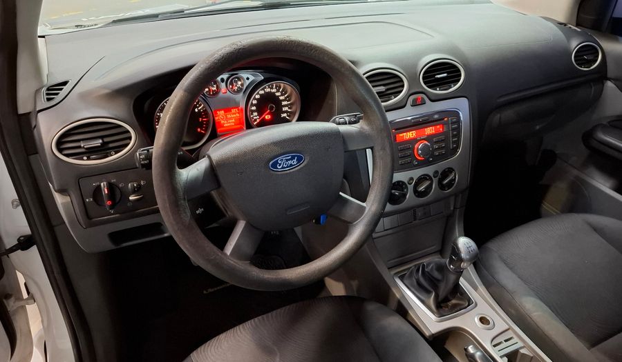 Ford Focus Ii 2.0 TREND MT Hatchback 2011
